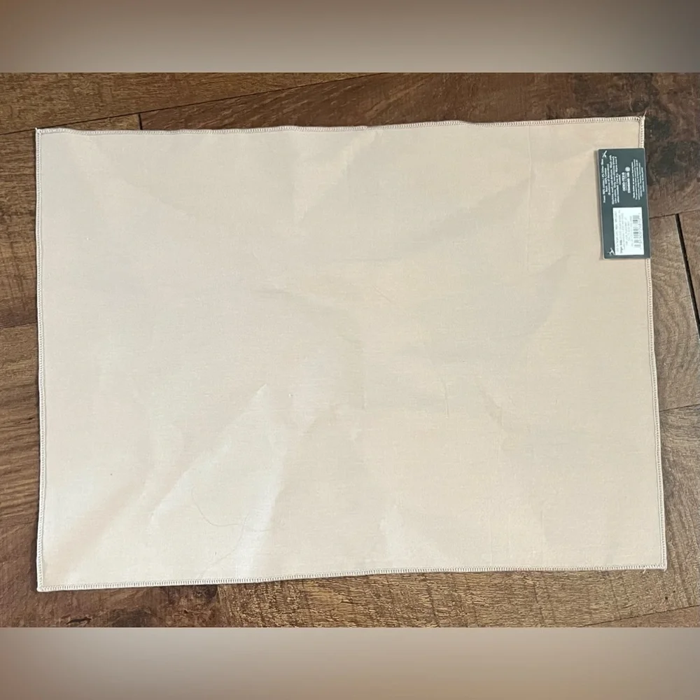 NWT set of 6 threshold beige medallion placemats 14”x19” each